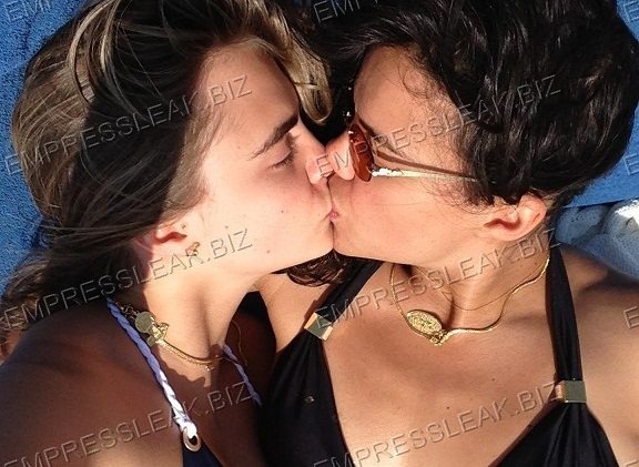 Rihanna Kissing Porno Pic
